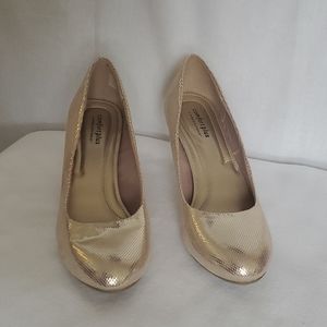 Predictions Gold Metallic Closed Toe 9.5 Heels